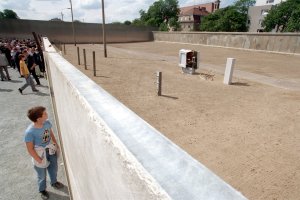 1998: In der Bernauer Stra&szlig;e kann 1990 aufgrund zivilgesellschaftlichen Engagements ein St&uuml;ck Mauer vor Abrissversuchen bewahrt und unter Denkmalschutz gestellt werden. Am 37. Jahrestag des Mauerbaus findet die Einweihung des Denkmals zur Erinnerung an die geteilte Stadt und die Opfer kommunistischer Gewaltherrschaft statt.