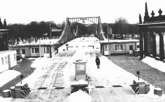 Die Berliner Mauer: Glienicker Brücke, Aufnahme 1980er Jahre