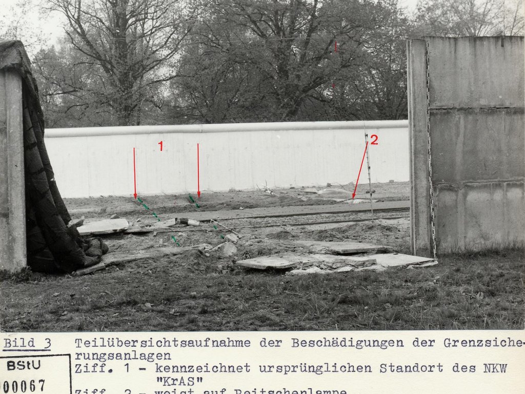 Gescheiterte Flucht mit einem LKW in Glienicke/Nordbahn, 26. April 1989: Die Schäden an der Hinterlandmauer, einem Stacheldrahtzaun und einem Lichtmast muss der Flüchtling anschließend zahlen