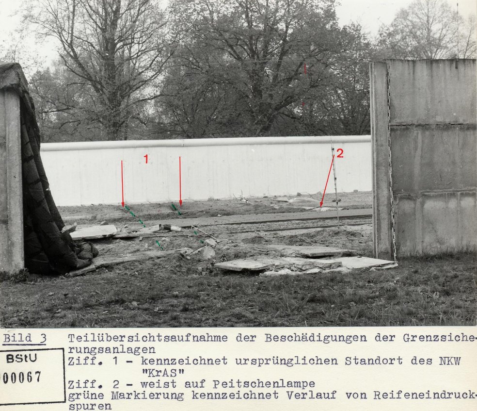 Gescheiterte Flucht mit einem LKW in Glienicke/Nordbahn, 26. April 1989: Die Schäden an der Hinterlandmauer, einem Stacheldrahtzaun und einem Lichtmast muss der Flüchtling anschließend zahlen