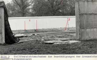 Gescheiterte Flucht mit einem LKW in Glienicke/Nordbahn, 26. April 1989: Die Schäden an der Hinterlandmauer, einem Stacheldrahtzaun und einem Lichtmast muss der Flüchtling anschließend zahlen