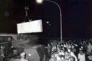 In der Nacht zum 20. Februar  beginnen DDR-Grenztruppen mit der Demontage eines zwei Kilometer langen Teilstücks der Mauer zwischen Brandenburger Tor und Checkpoint Charlie.