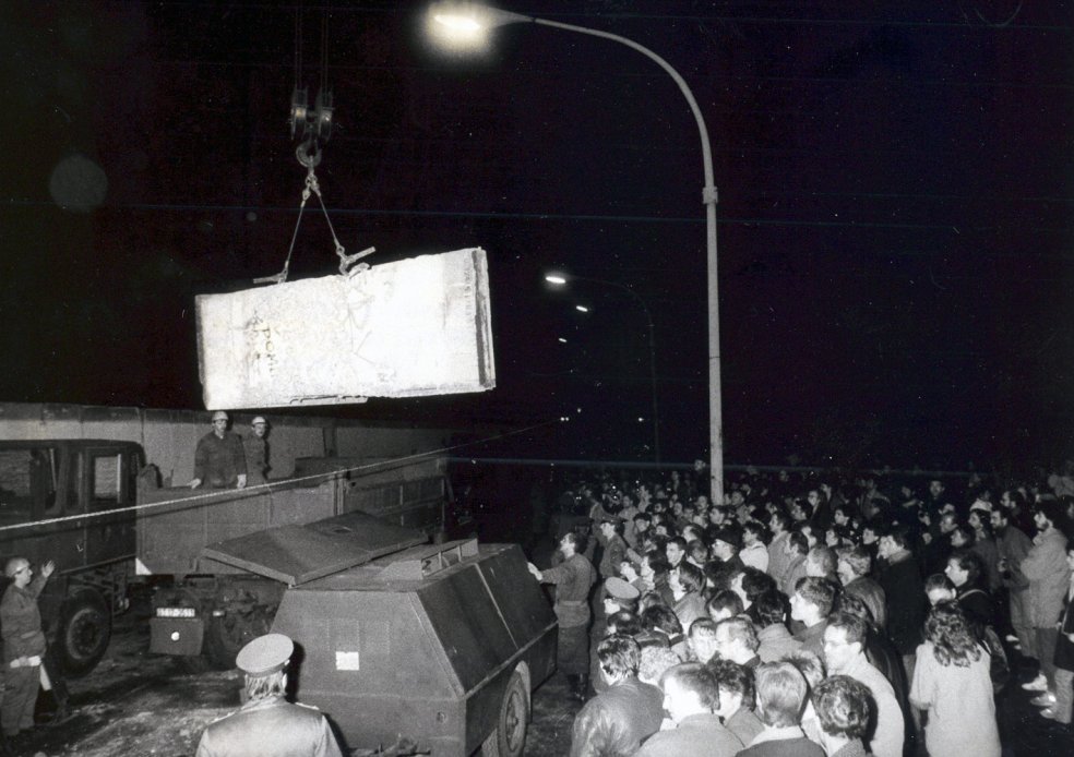 In der Nacht zum 20. Februar  beginnen DDR-Grenztruppen mit der Demontage eines zwei Kilometer langen Teilstücks der Mauer zwischen Brandenburger Tor und Checkpoint Charlie.