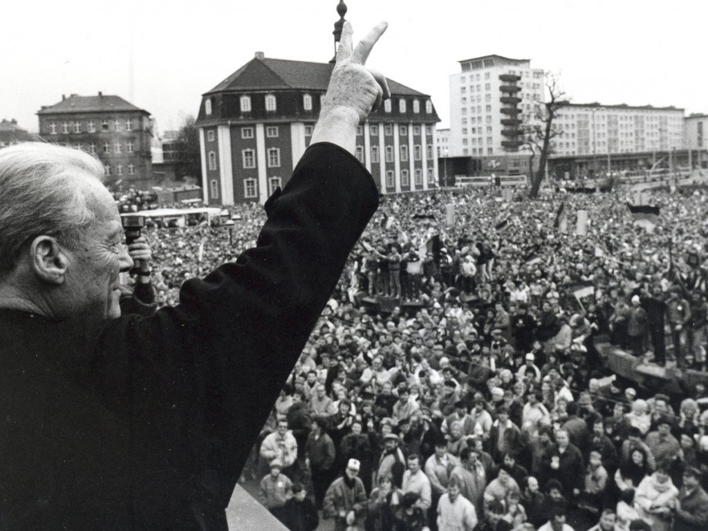 Willy Brandt bei einer Wahlkampfkundgebung auf dem Platz der Republik in Gera, März 1990 Willy Brandt bei einer Wahlkampfkundgebung auf dem Platz der Republik in Gera, März 1990