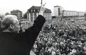 Willy Brandt bei einer Wahlkampfkundgebung auf dem Platz der Republik in Gera, März 1990
