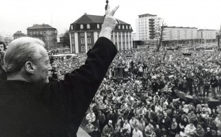 Willy Brandt bei einer Wahlkampfkundgebung auf dem Platz der Republik in Gera, März 1990