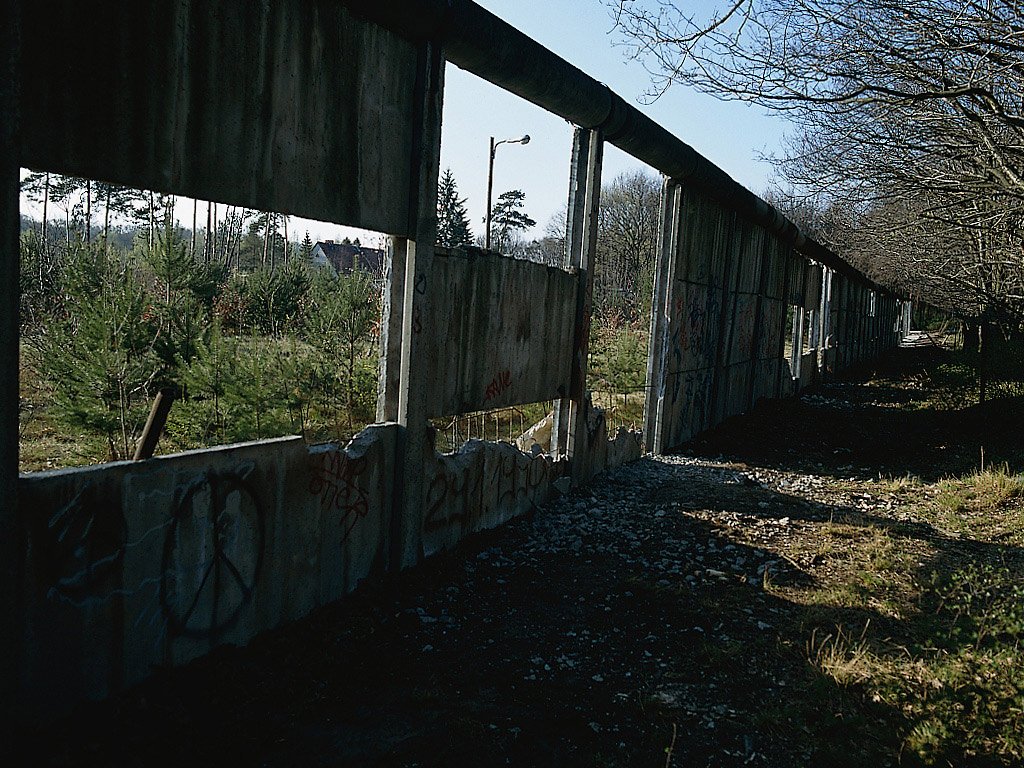 Mauerskelett in Klein-Glienicke, 2. April 1990