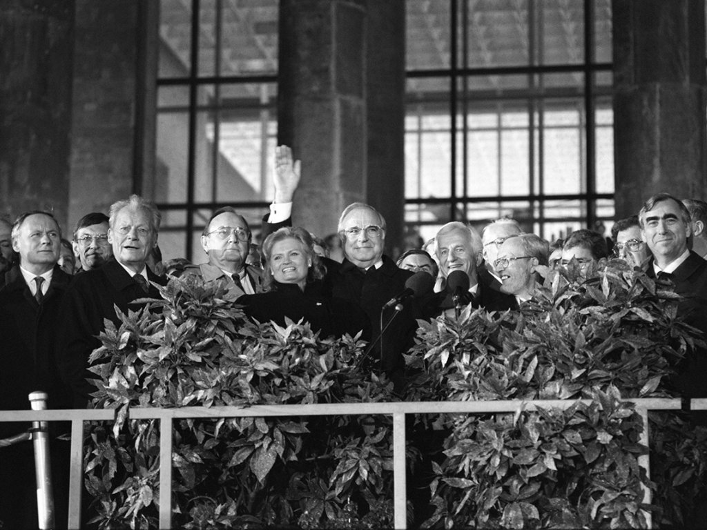 Führende Politiker der Bundesrepublik Deutschland und der letzten DDR-Regierung nehmen an den Feierlichkeiten in Berlin teil, 3. Oktober 1990. Führende Politiker der Bundesrepublik Deutschland und der letzten DDR-Regierung nehmen an den Feierlichkeiten in Berlin teil, 3. Oktober 1990.