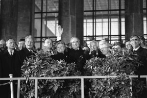 Führende Politiker der Bundesrepublik Deutschland und der letzten DDR-Regierung nehmen an den Feierlichkeiten in Berlin teil, 3. Oktober 1990.
