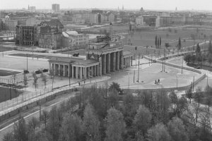 Das Brandenburger Tor in Berlin: Blick aus dem Reichstagsgebäude (März 1962)