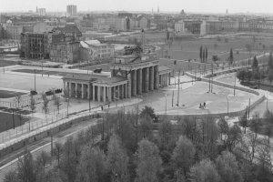 Das Brandenburger Tor in Berlin: Blick aus dem Reichstagsgebäude (März 1962)