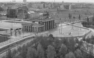 Das Brandenburger Tor in Berlin: Blick aus dem Reichstagsgebäude (März 1962)