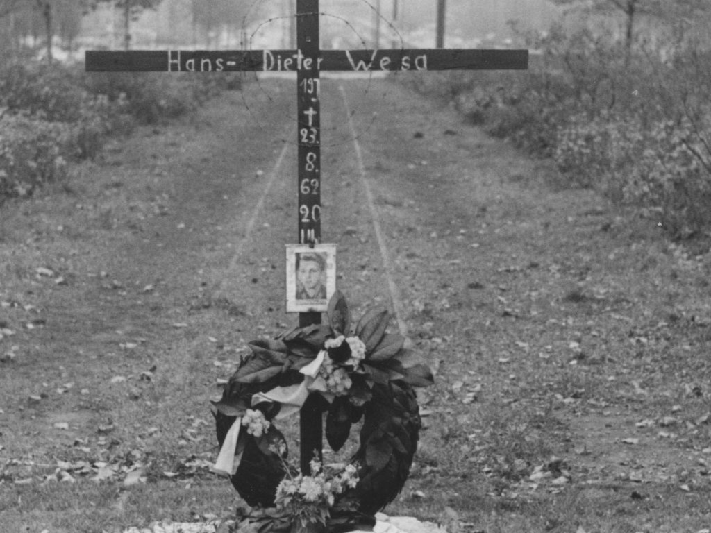 Kreuz für Hans-Dieter Wesa an der Bornholmer Brücke in West-Berlin, 6. November 1964.