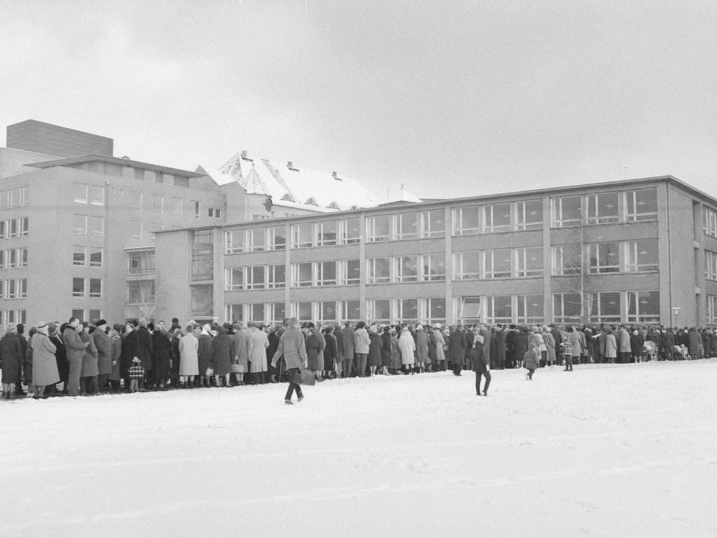 Warteschlangen für Passierscheine vor einer West-Berliner Schule, Dezember 1963