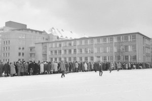 Warteschlangen für Passierscheine vor einer West-Berliner Schule, Dezember 1963