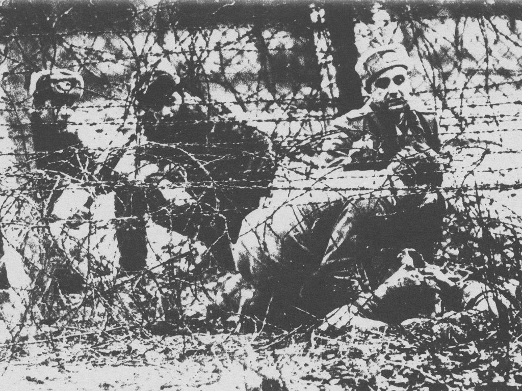 Willi Block, erschossen an der Berliner Mauer: DDR-Grenzsoldaten schneiden die Leiche aus dem Stacheldraht frei, Aufnahme der West-Berliner Polizei, 7. Februar 1966 Willi Block, erschossen an der Berliner Mauer: DDR-Grenzsoldaten schneiden die Leiche aus dem Stacheldraht frei, Aufnahme der West-Berliner Polizei, 7. Februar 1966