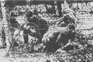 Willi Block, erschossen an der Berliner Mauer: DDR-Grenzsoldaten schneiden die Leiche aus dem Stacheldraht frei, Aufnahme der West-Berliner Polizei, 7. Februar 1966