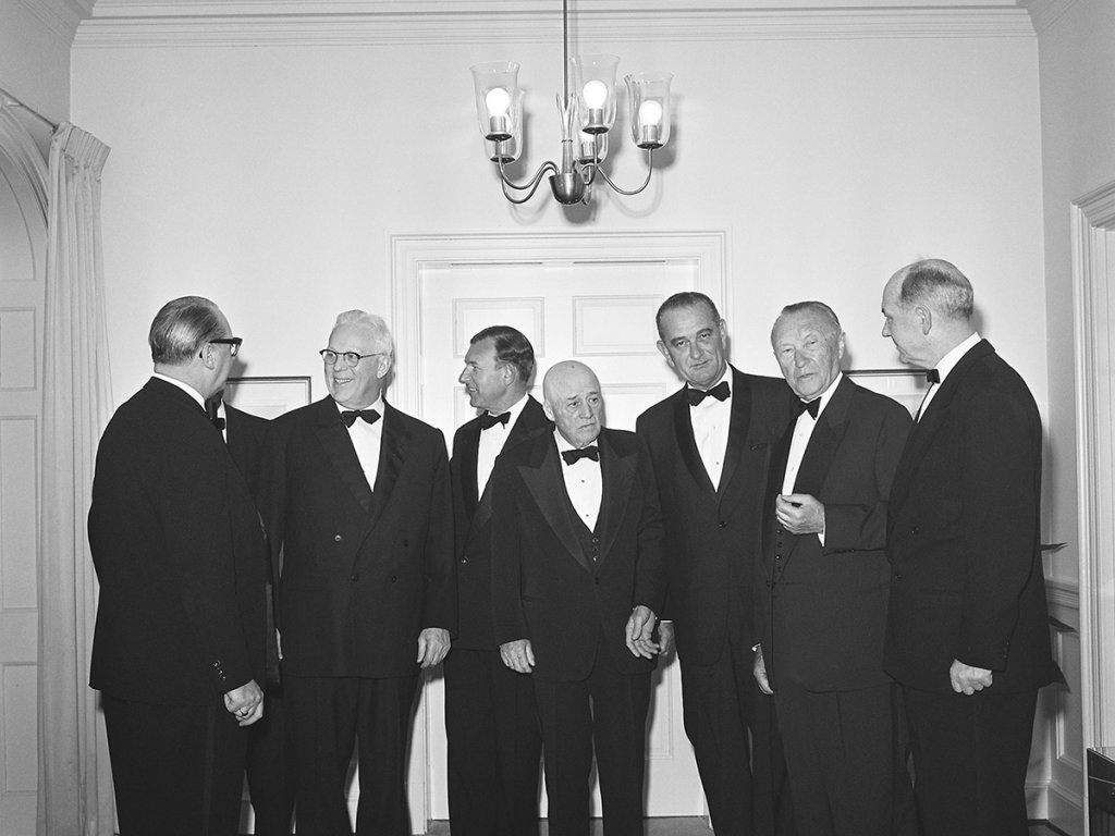 Bundeskanzler Konrad Adenauer mit US-Vizepräsident Lyndon B. Johnson (3. v. r.) und US-Außenminister Dean Rusk (rechts), April 1961