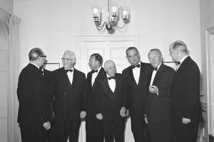 Bundeskanzler Konrad Adenauer mit US-Vizepräsident Lyndon B. Johnson (3. v. r.) und US-Außenminister Dean Rusk (rechts), April 1961
