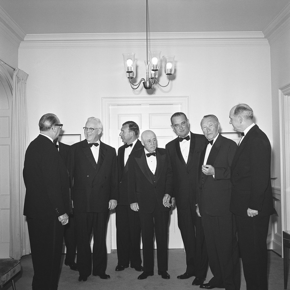 Bundeskanzler Konrad Adenauer mit US-Vizepräsident Lyndon B. Johnson (3. v. r.) und US-Außenminister Dean Rusk (rechts), April 1961
