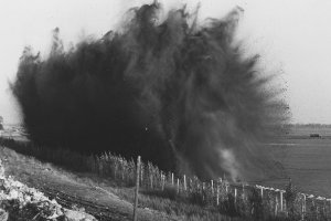 Das Landschaftsbild ist dominiert von einer riesigen, schwarzen Explosionswolke.