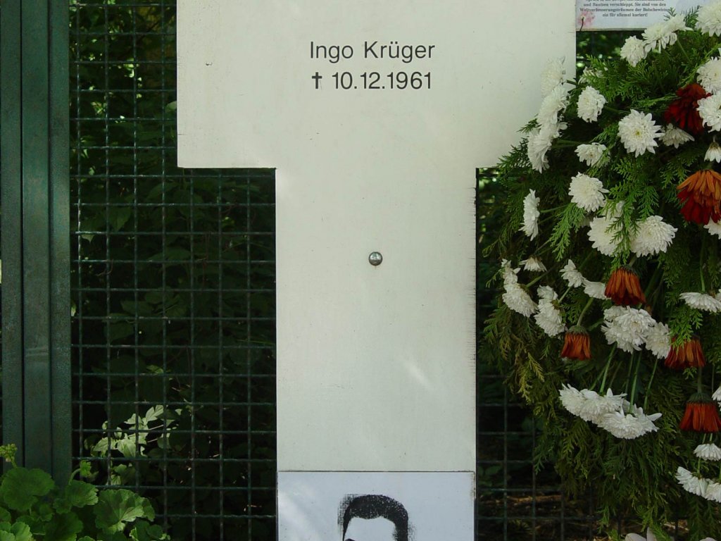 Ingo Krüger, ertrunken im Berliner Grenzgewässer: Gedenkkreuz am Checkpoint Charlie (Aufnahme 2005)