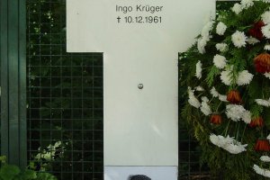 Ingo Krüger, ertrunken im Berliner Grenzgewässer: Gedenkkreuz am Checkpoint Charlie (Aufnahme 2005)
