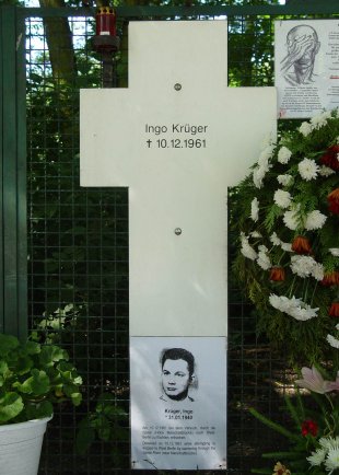 Ingo Krüger, ertrunken im Berliner Grenzgewässer: Gedenkkreuz am Checkpoint Charlie (Aufnahme 2005)