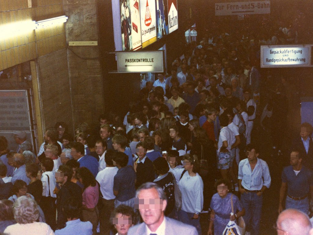 Ausreise aus der DDR - Schlange stehen vor der Passkontrolle (Grenzübergang Bahnhof Friedrichstraße)