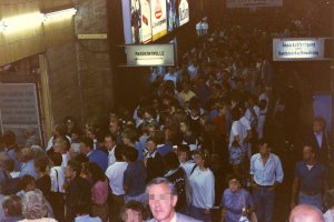 Ausreise aus der DDR - Schlange stehen vor der Passkontrolle (Grenzübergang Bahnhof Friedrichstraße)