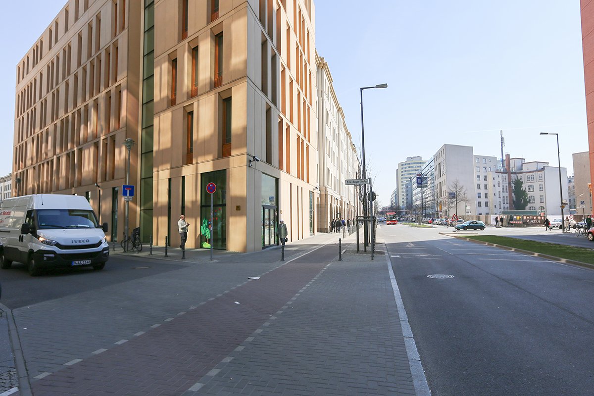 Stresemannstraße, unweit des Potsdamer Platzes Stresemannstraße, unweit des Potsdamer Platzes neu errichtetes Gebäude links: Bundesumweltministerium)