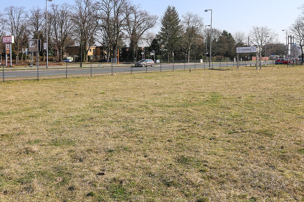 Grenzübergangsstelle Staaken / Grenzübergang Staaken/Heerstraße Grenzübergang Staaken/Heerstraße, Blick nach Osten Richtung Berlin