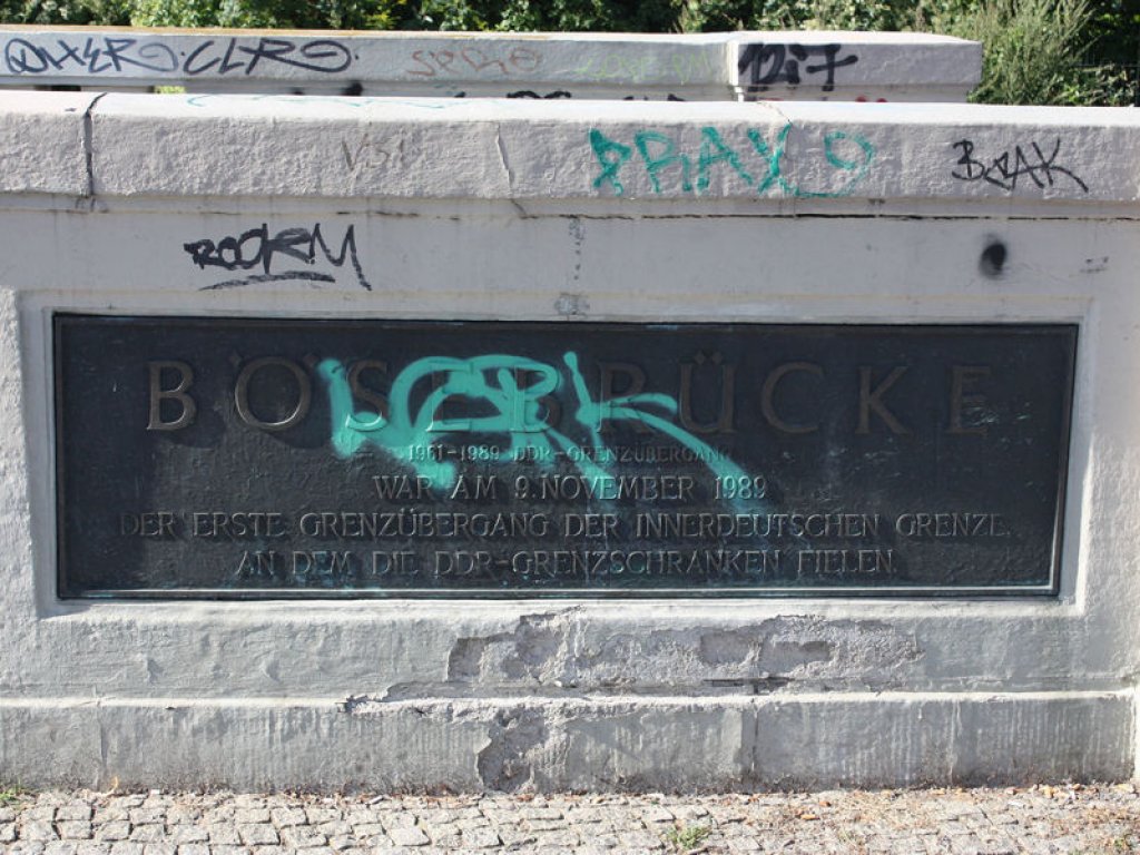 Gedenktafel zur Erinnerung an den Sturm auf den Grenzübergang Bornholmer Straße am Abend des 9. November 1989; Aufnahme 2016
