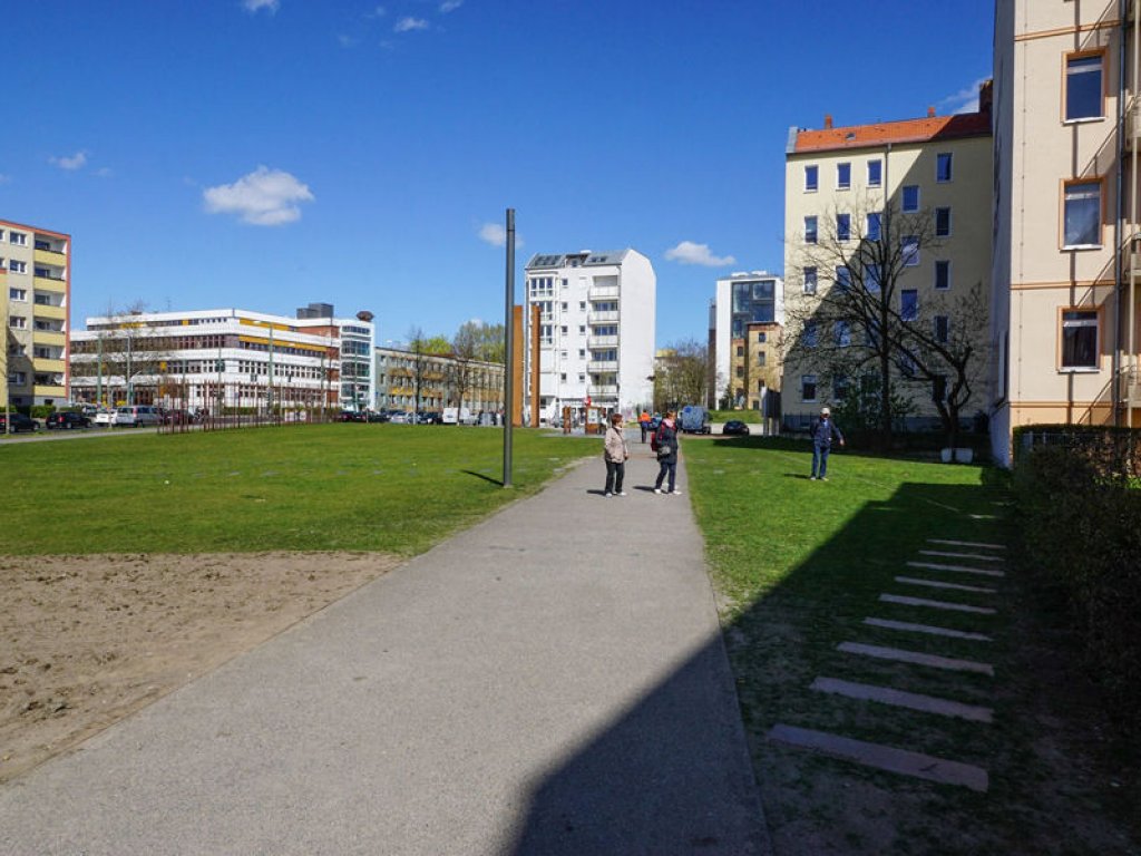 Kolonnenweg und Nachzeichnungen der Grenzmauer, eines Wachturms BT 9 und eines Stasi-Gegentunnels von 1965 auf dem Gedenkstättenareal an der Bernauer Straße; Aufnahme 2015
