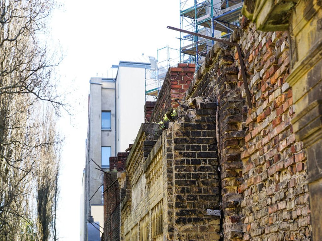 Reste der Übersteigsicherung an der alten Friedhofsmauer auf dem Domfriedhof der St. Hedwigsgemeinde an der Liesen-/Ecke Pflugstraße; Aufnahme 2015
