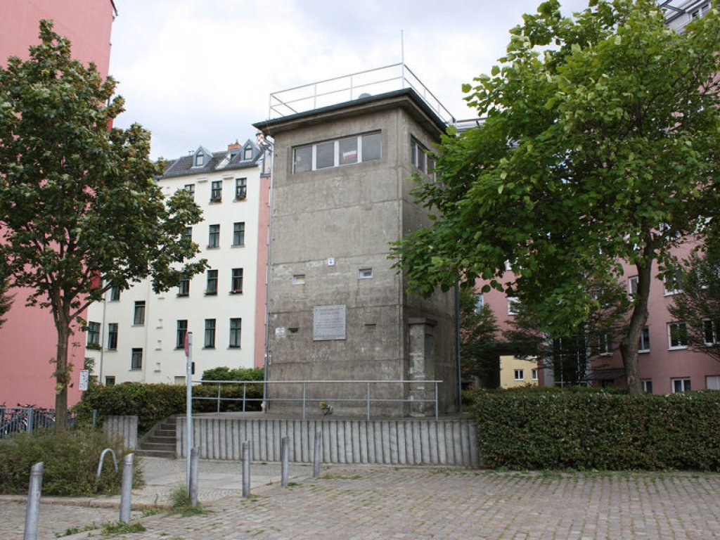 Führungstelle der DDR-Grenztruppen am Kieler Eck, nahe dem Invalidenfriedhof, jetzt Gedenkstätte für Günter Litfin, der bei einem Fluchtversuch am 24. August 1961 erstes Opfer des Schießbefehls wurde (1); Aufnahme 2016