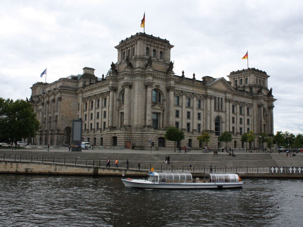 Reichstagsgebäude an der Spree mit Kreuzen zur Erinnerung an die Todesopfer der Berliner Mauer; Aufnahme 2016