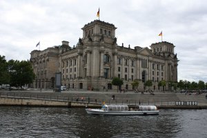 Reichstagsgebäude an der Spree mit Kreuzen zur Erinnerung an die Todesopfer der Berliner Mauer; Aufnahme 2016