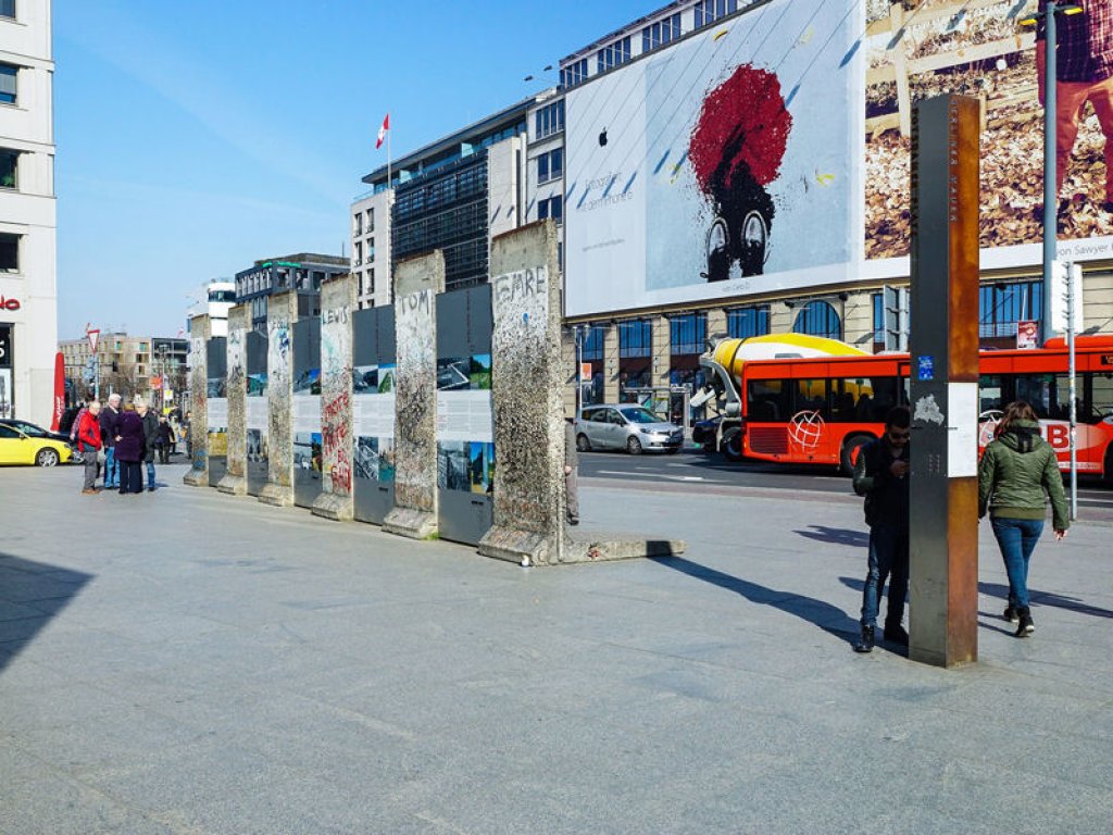 Versetzte Segmente der Mauer der 4. Generation ("Grenzmauer 75") am Potsdamer Platz als Ausstellungsinstallation; Aufnahme 2015