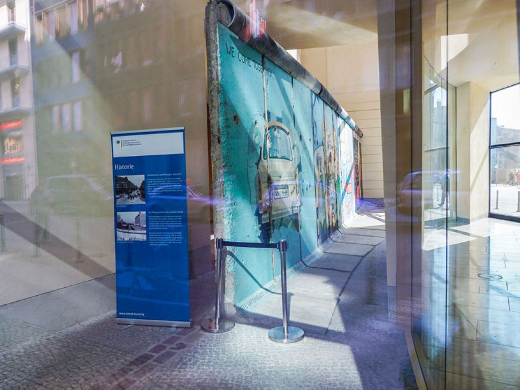 Bemalte Segmente ("We come together") der Hinterlandmauer in der Stresemannstraße, am Originalstandort eingebaut in das Bundesumweltministerium; Aufnahme 2015