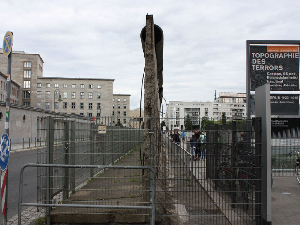 Mauer der 4. Generation ("Grenzmauer 75") in der Niederkirchner Straße: die Aufhebung der Teilung der Welt; Aufnahme 2016 Mauer der 4. Generation ("Grenzmauer 75") in der Niederkirchner Straße: die Aufhebung der Teilung der Welt; Aufnahme 2016