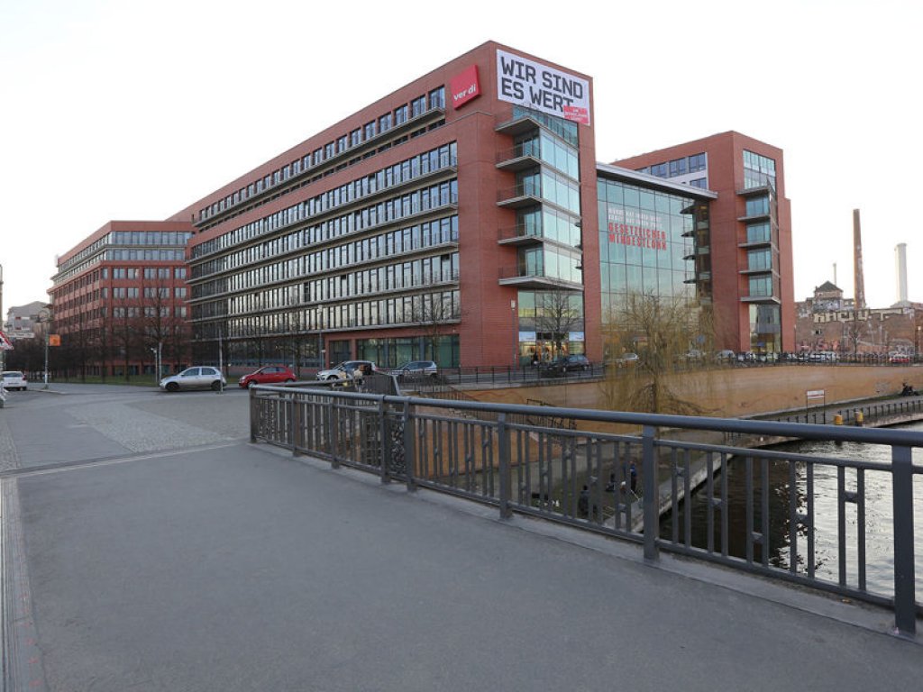 Vorstandsgebäude der Gewerkschaft Ver.di im Todesstreifen an der Schillingbrücke; Aufnahme 2015