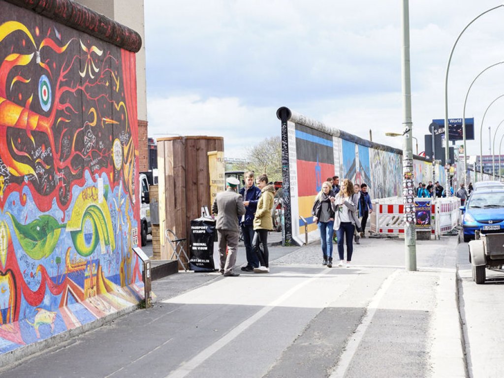 DDR-Pass-Stempel als Attraktion an der "East Side Gallery"; Aufnahme 2015