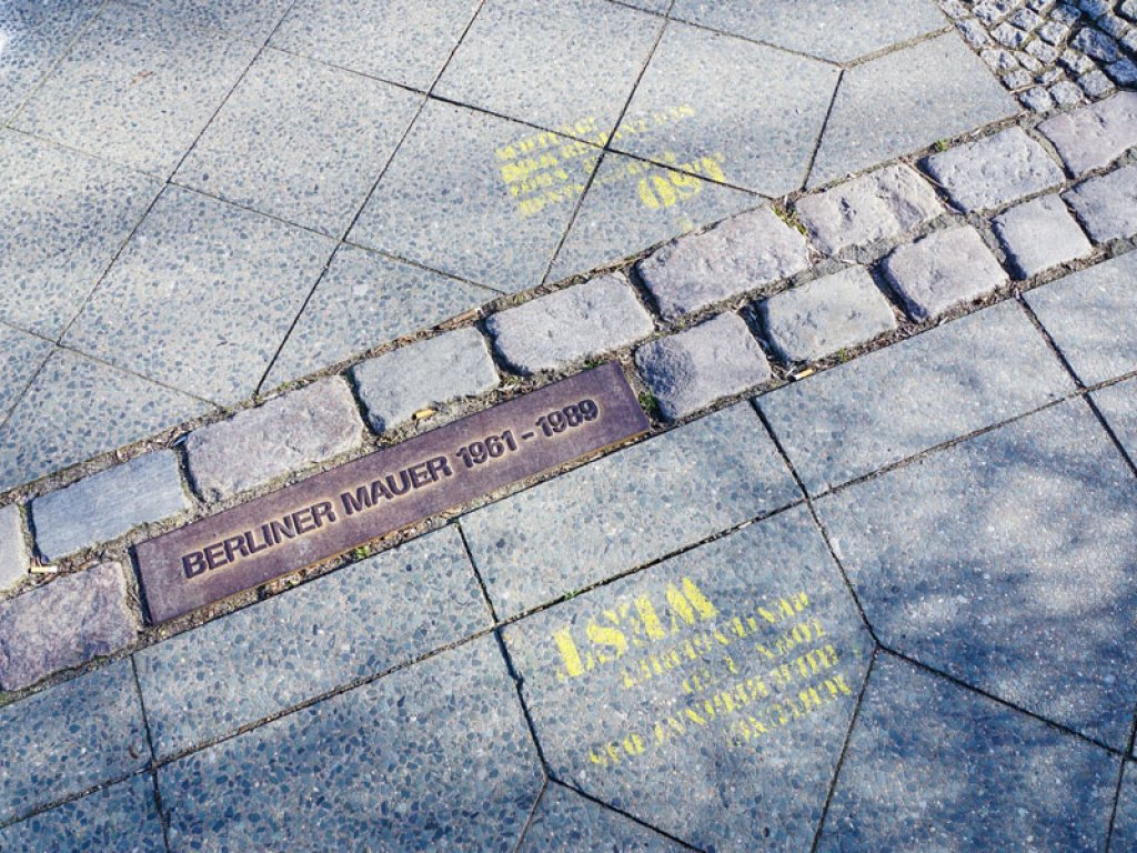 Bodenmarkierung des Mauerverlaufs am ehemaligen Grenzübergang Sonnenallee; Aufnahme 2015  Bodenmarkierung des Mauerverlaufs am ehemaligen Grenzübergang Sonnenallee; Aufnahme 2015