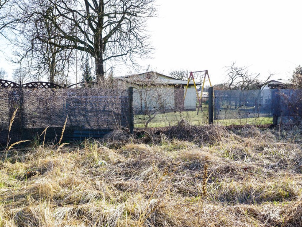 Streckmetallgitterplatten der DDR-Grenzanlagen als Zaun einer Kleingartenkolonie in Berlin-Treptow (2); Aufnahme 2015