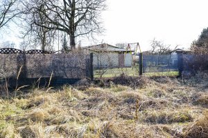 Streckmetallgitterplatten der DDR-Grenzanlagen als Zaun einer Kleingartenkolonie in Berlin-Treptow (2); Aufnahme 2015