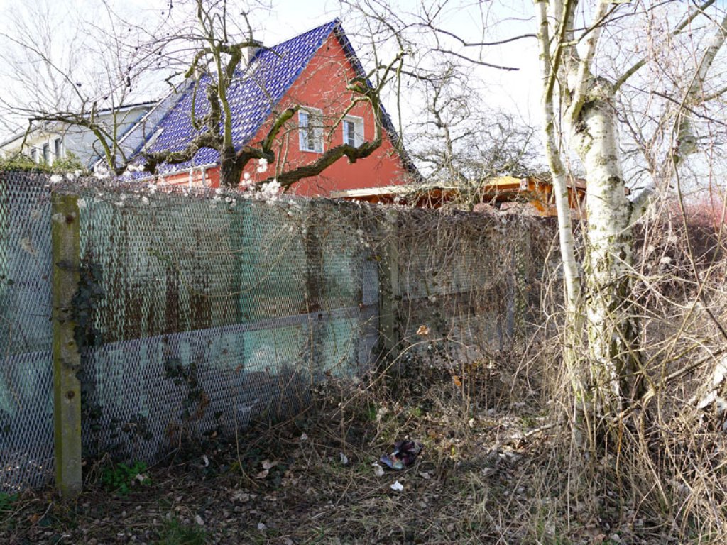 Hinterlandsperrzaun aus Streckmetallgitter im Todesstreifen der DDR-Grenzanlagen zwischen Teltow-Seehof und Berlin-Lichterfelde; Aufnahme 2015
