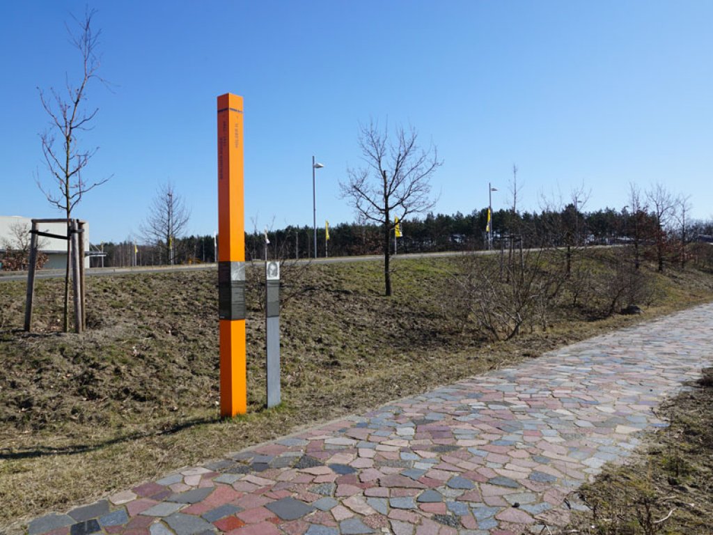 Gedenkstele für Holger H., der während des Fluchtversuchs mit seinen Eltern am 22. Januar 1973 erstickte, nahe der Erinnerungs- und Begegnungsstätte Grenzkontrollpunkt Drewitz-Dreilinden auf dem Europarc-Gelände an der A 115; Aufnahme 2015