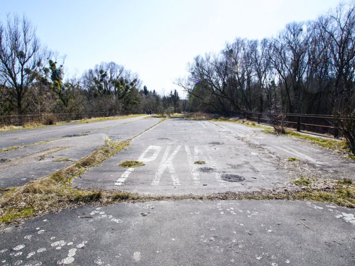 Fahrspur-Markierung am alten, 1969 geschlossenen Kontrollpunkt Dreilinden nahe Albrechts Teerofen; Aufnahme 2015