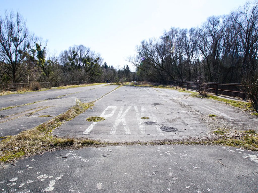 Fahrspur-Markierung am alten, 1969 geschlossenen Kontrollpunkt Dreilinden nahe Albrechts Teerofen; Aufnahme 2015